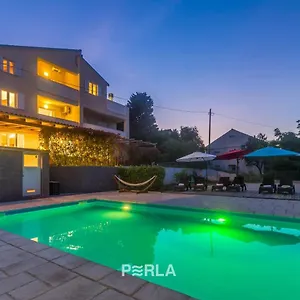 Guest house House Mirabelle With Pool, Nerezine